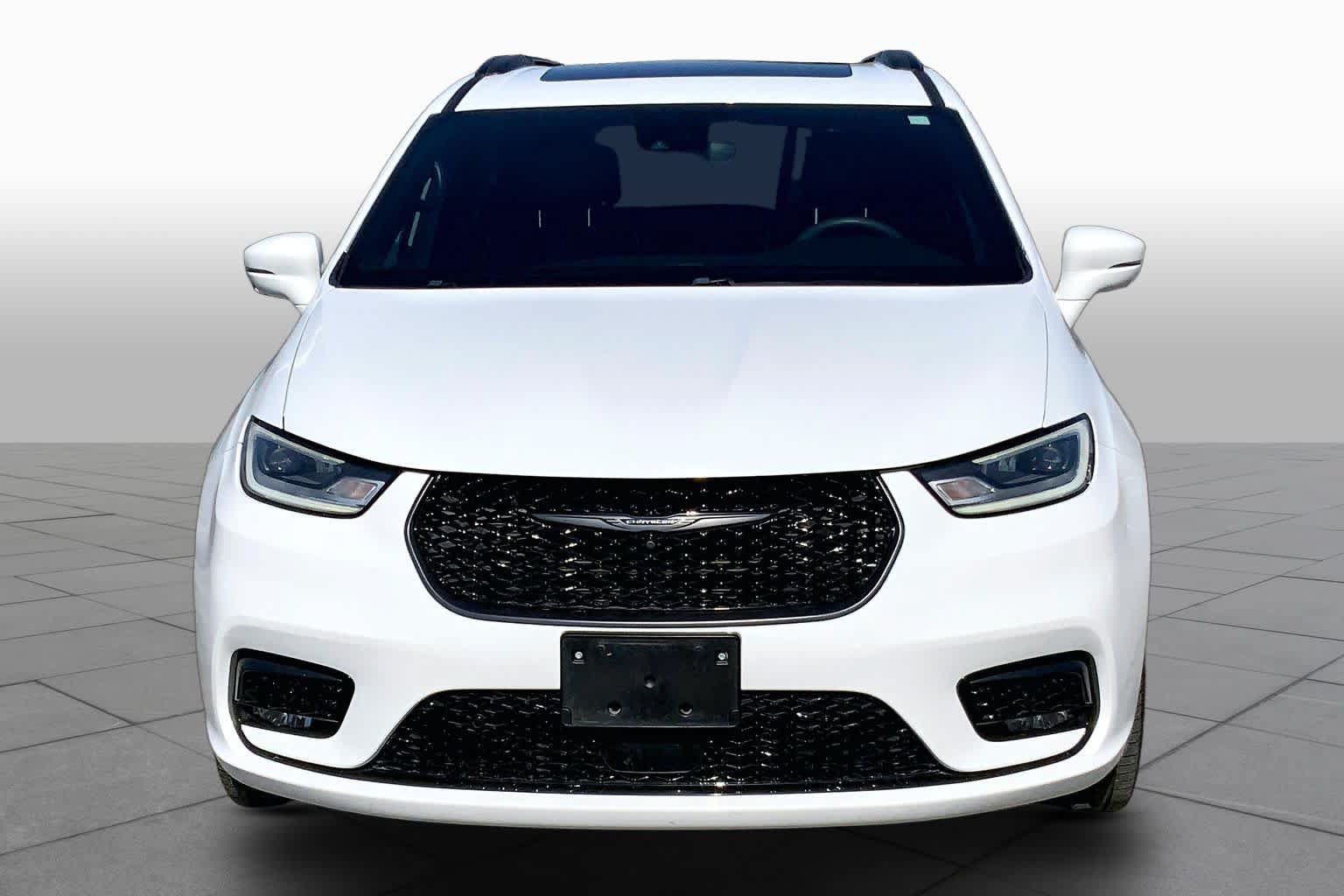 Used 2022 Chrysler Pacifica Limited w/ Uconnect Theater Family Group AWD/4WD image 4