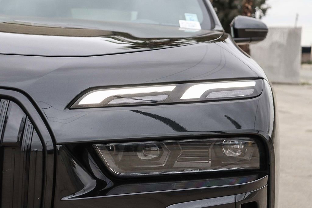 Used 2023 BMW 740i w/ Parking Assistance Package image 8