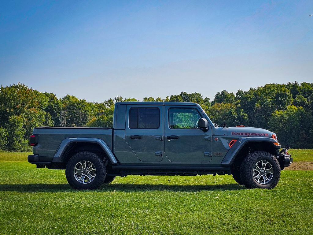 Used 2025 Jeep Gladiator Mojave AWD/4WD image 3
