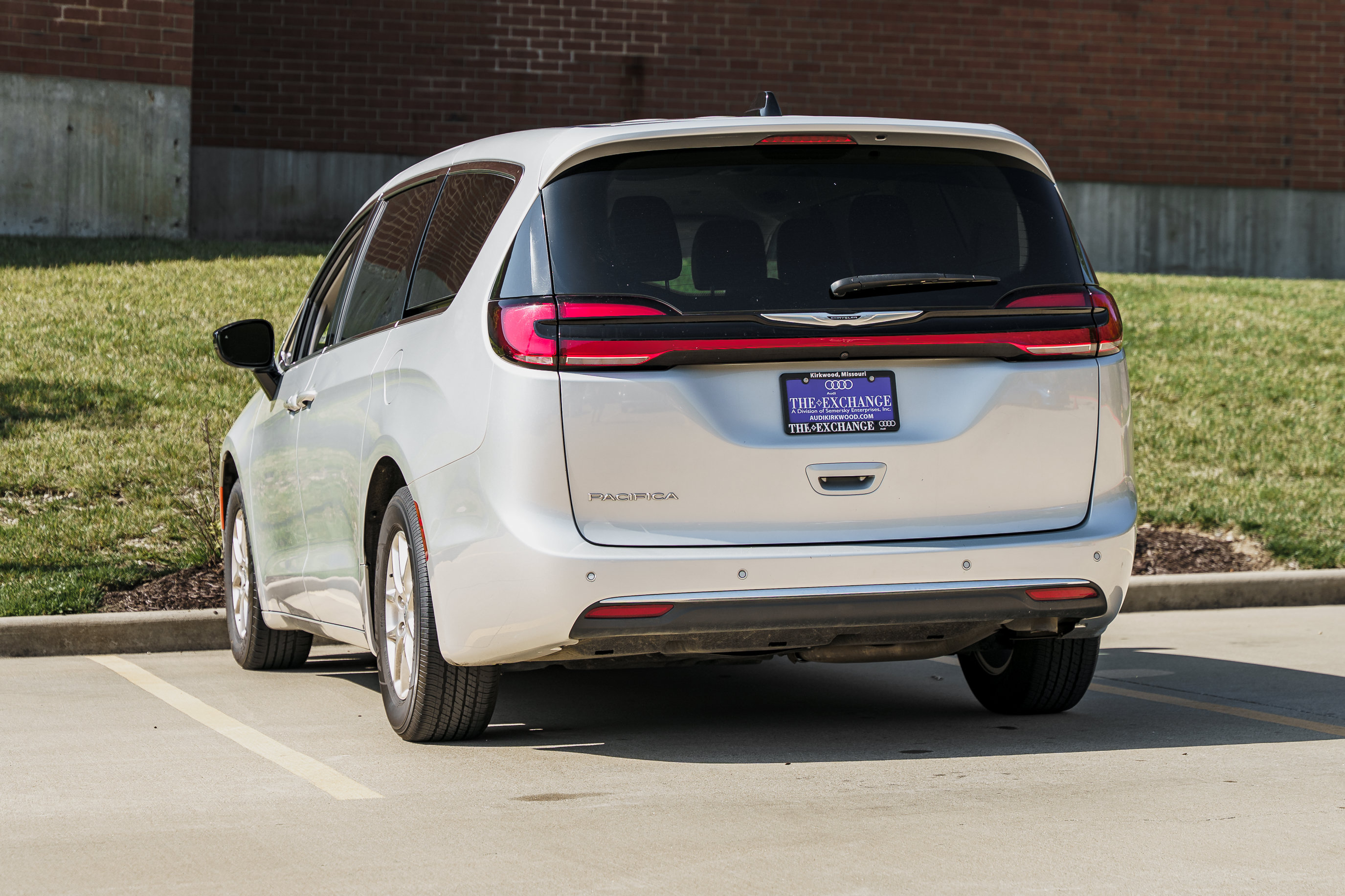 Used 2024 Chrysler Pacifica Touring-L FWD image 5