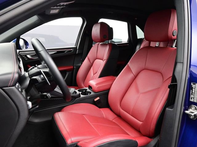 Certified 2025 Porsche Macan image 5