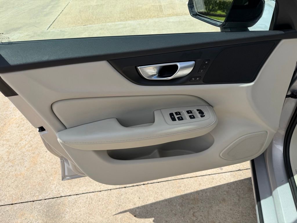 Used 2025 Volvo S60 B5 Core image 12