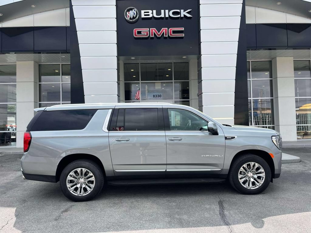 Used 2023 GMC Yukon XL Denali AWD/4WD image 2