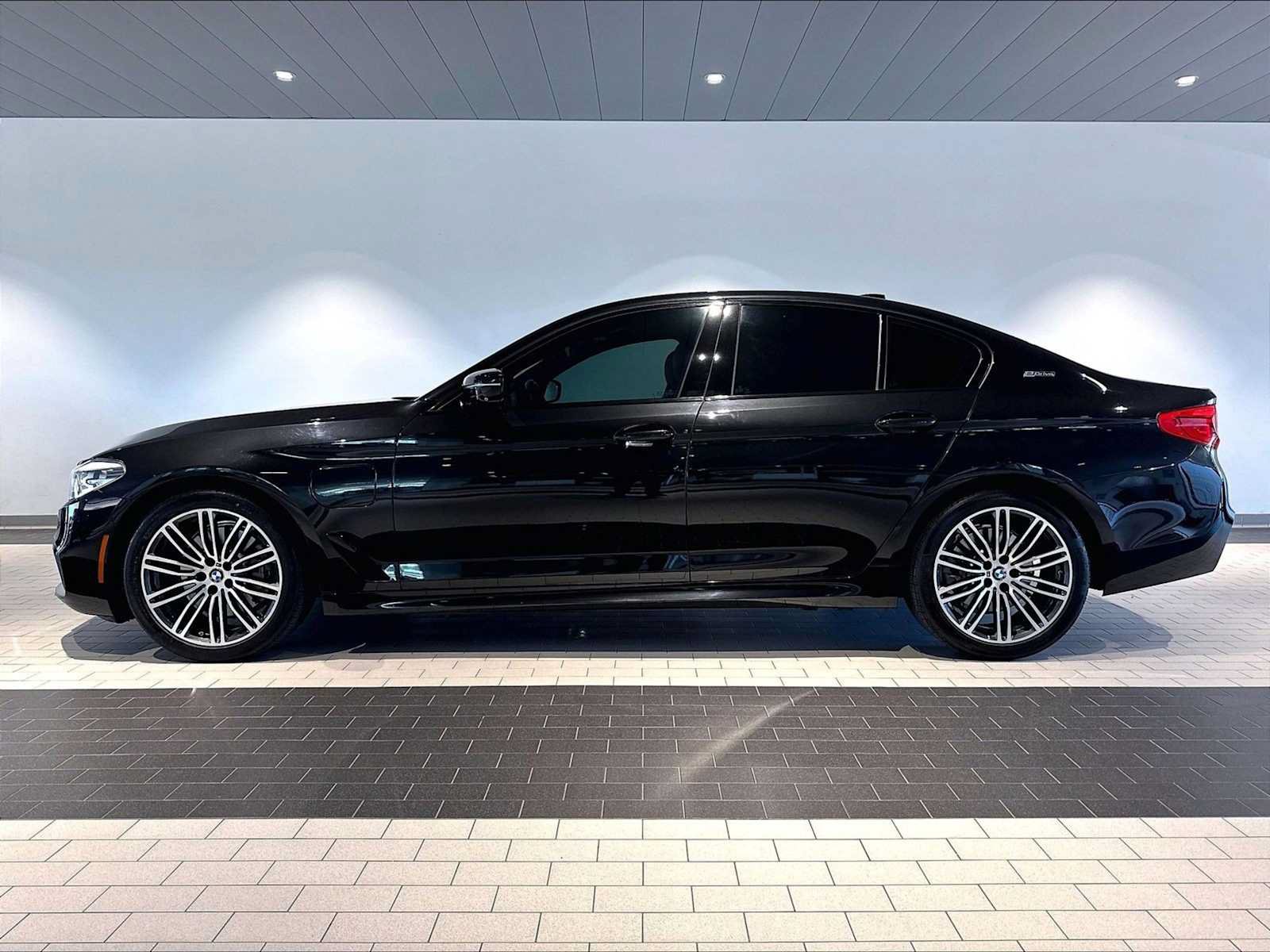 Used 2019 BMW 530e w/ M Sport Package RWD image 2