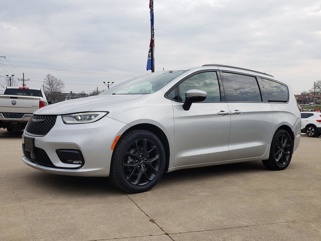 Used 2023 Chrysler Pacifica Touring-L w/ S Appearance Package image 8