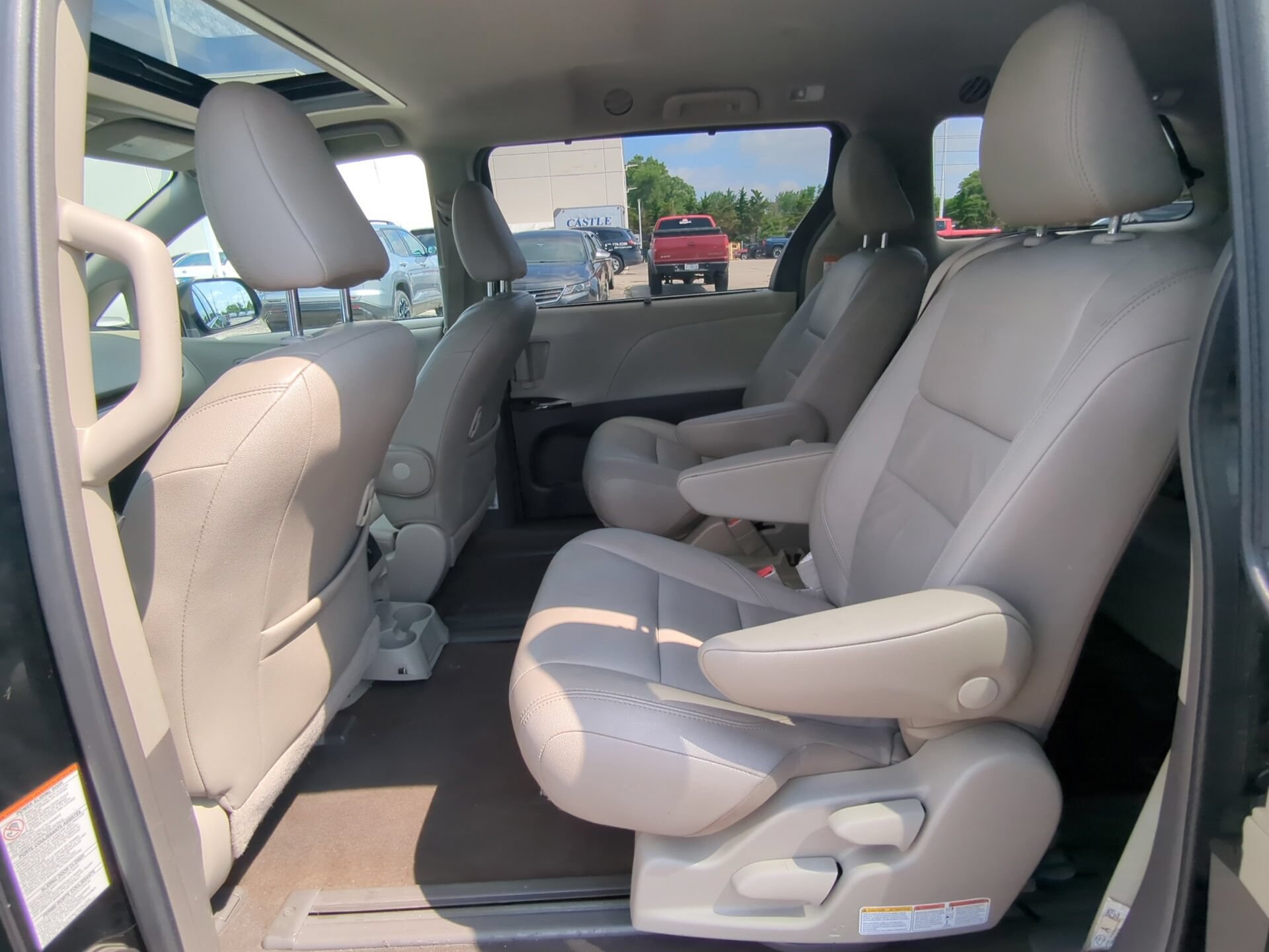Used 2018 Toyota Sienna XLE w/ XLE Navigation Package FWD image 11