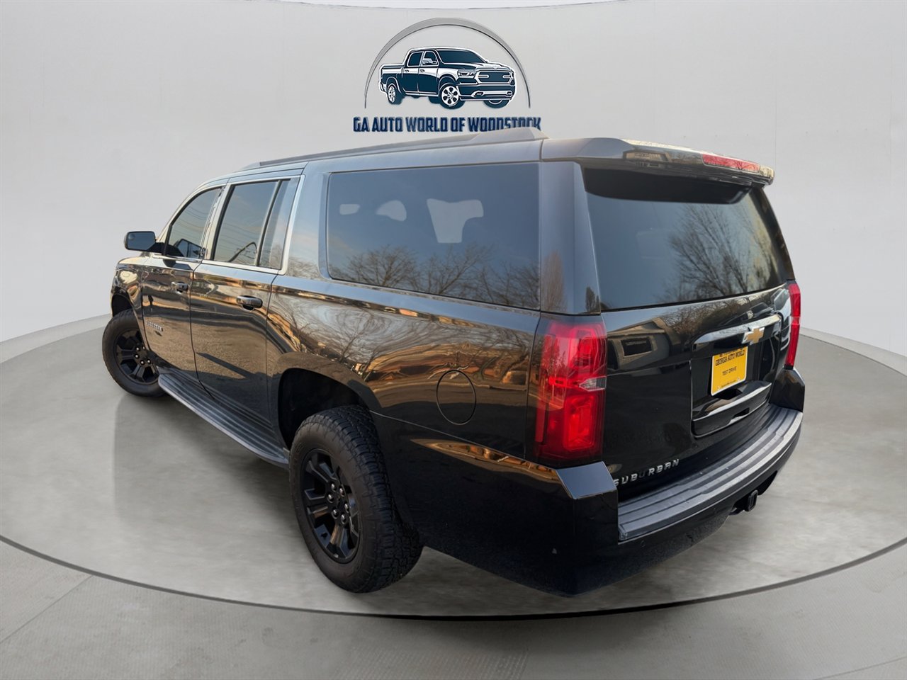 Used 2016 Chevrolet Suburban LT RWD image 5