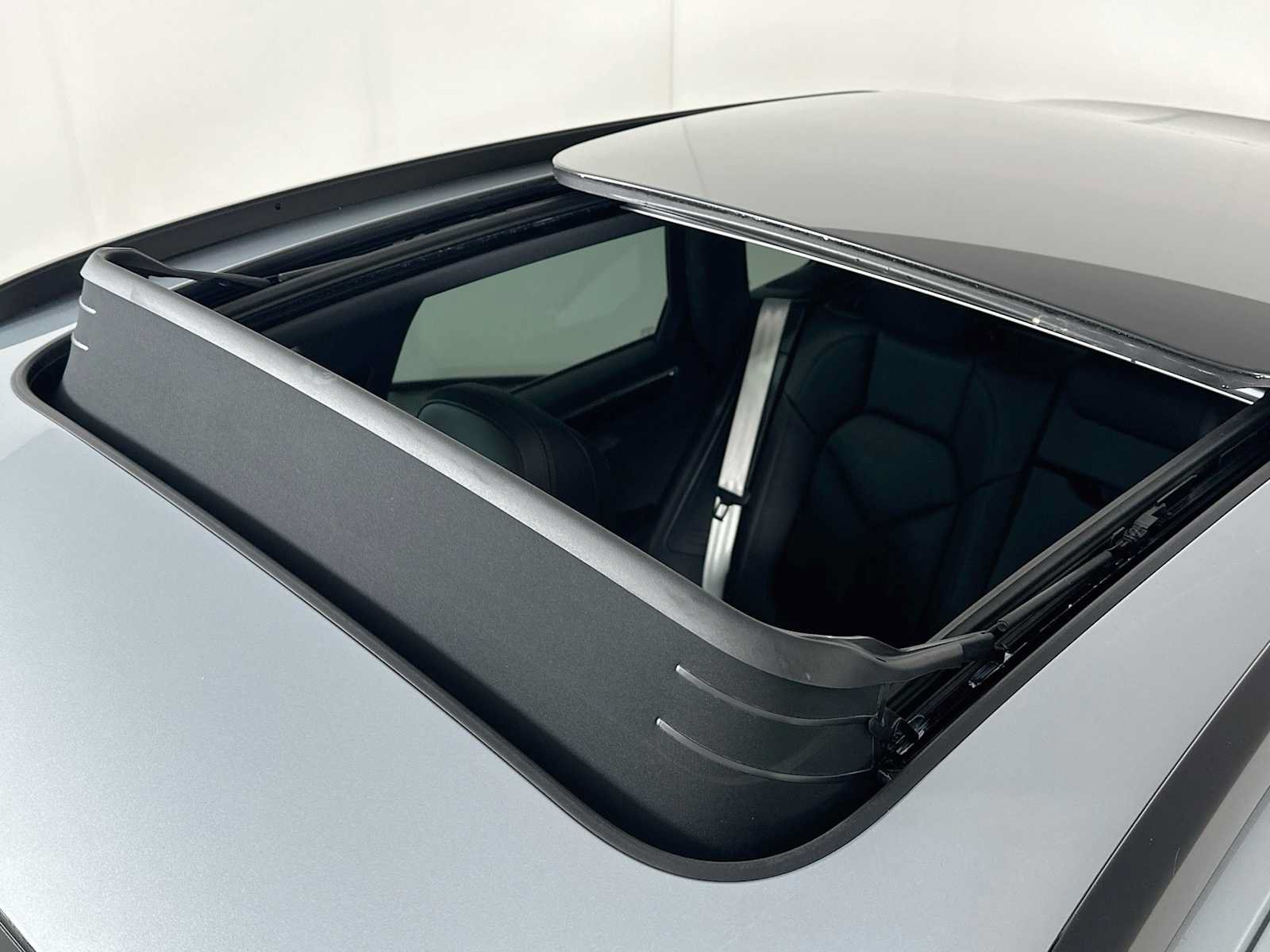 Certified 2026 Porsche Macan AWD/4WD image 22