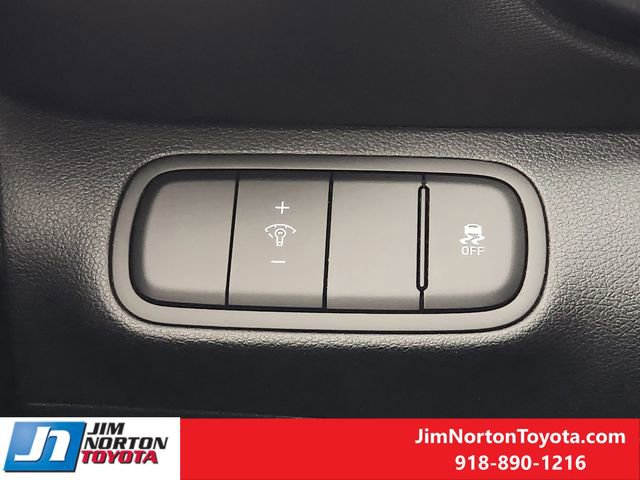 Used 2025 Hyundai Venue SEL image 22