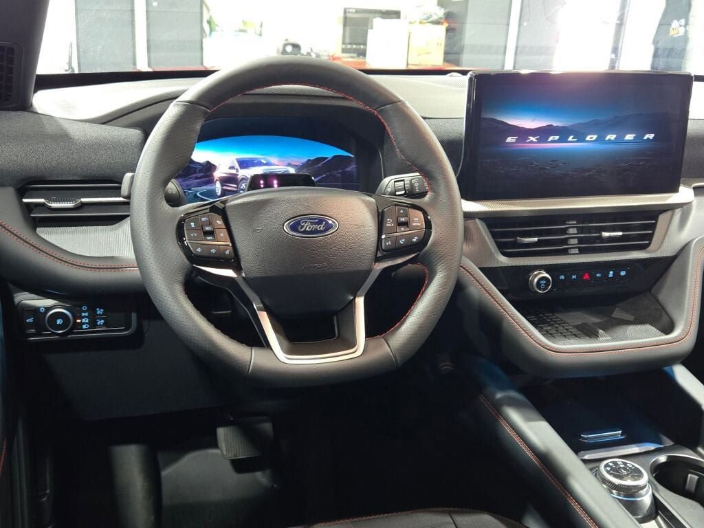 Used 2025 Ford Explorer ST-Line w/ Premium Package image 26