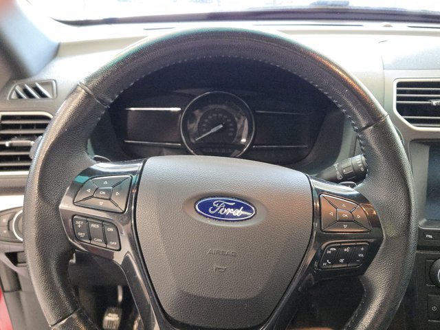 Used 2017 Ford Explorer XLT w/ Equipment Group 202A AWD/4WD image 31