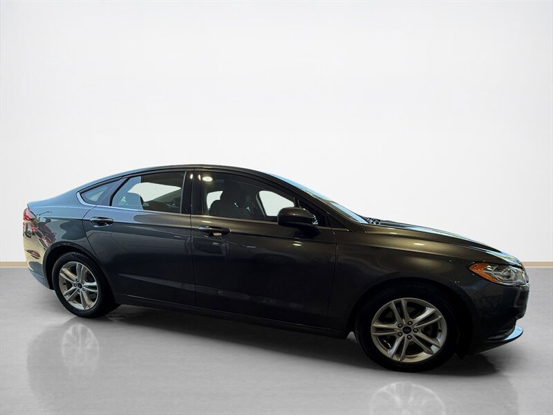 Used 2018 Ford Fusion SE w/ Fusion SE Technology Package FWD image 2