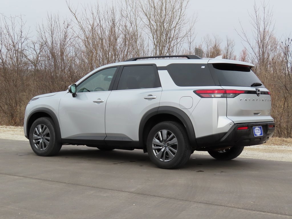 Used 2025 Nissan Pathfinder SV image 4
