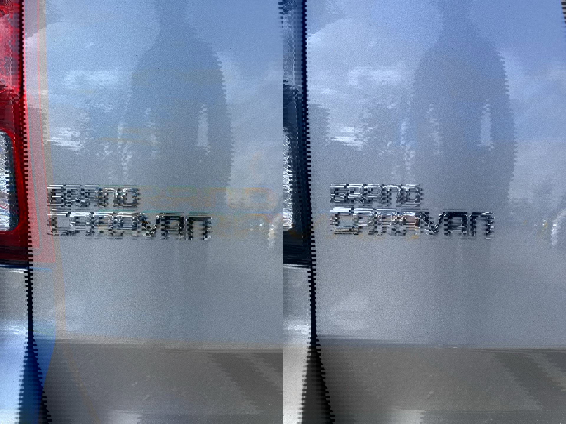 Used 2018 Dodge Grand Caravan SE image 30