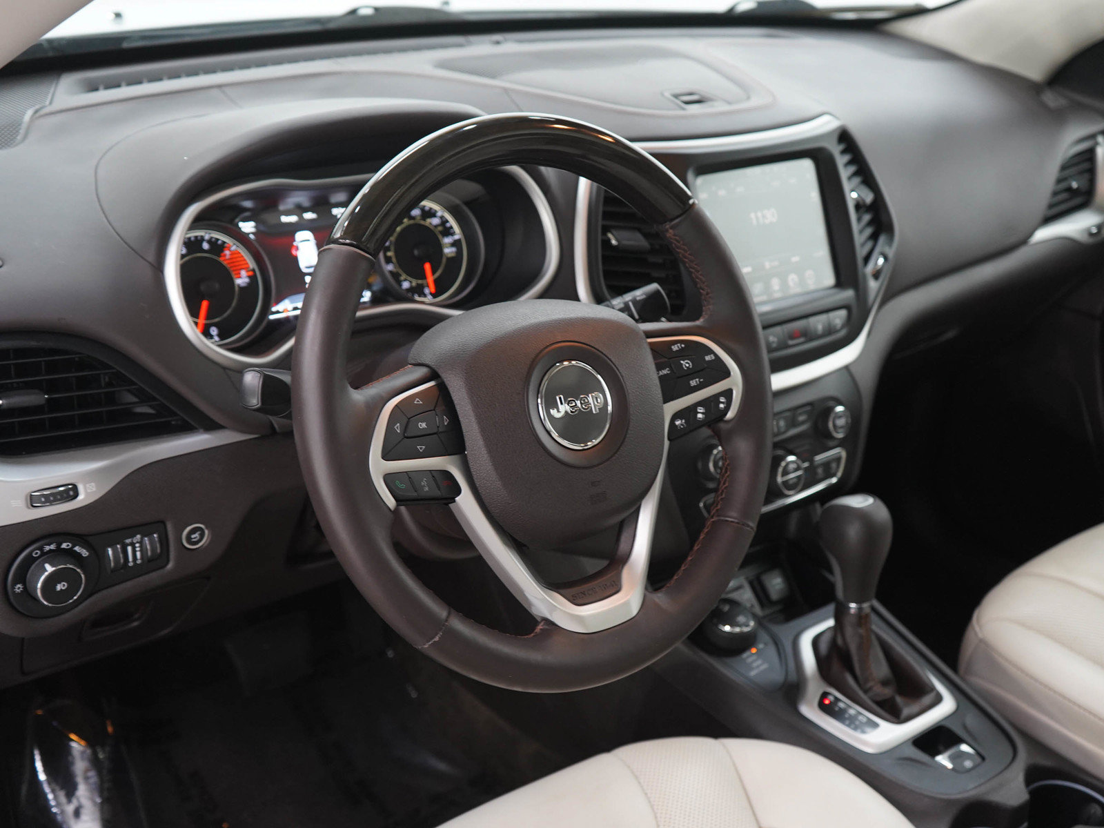 Used 2016 Jeep Cherokee Overland w/ Technology Group AWD/4WD image 21