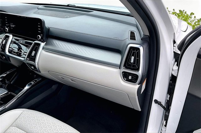 Certified 2022 Kia Sorento SX w/ Panoramic Sunroof Package image 15