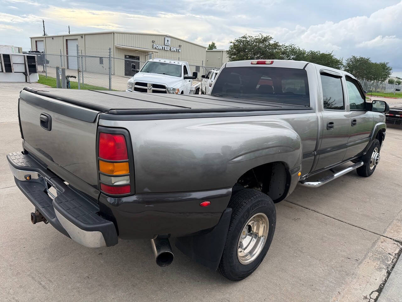 Used 2005 Chevrolet Silverado 3500 LT w/ Heavy-Duty Power Package AWD/4WD image 2