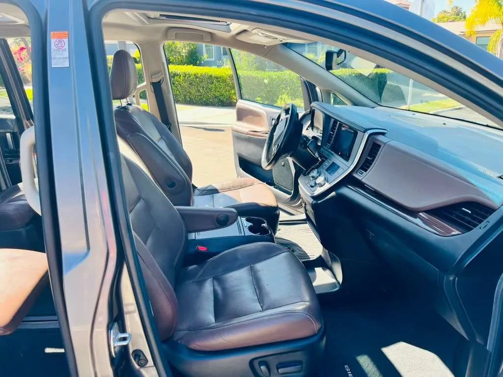 Used 2017 Toyota Sienna Limited FWD image 13