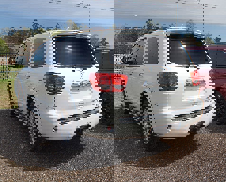 Used 2015 Toyota Sequoia Platinum image 3