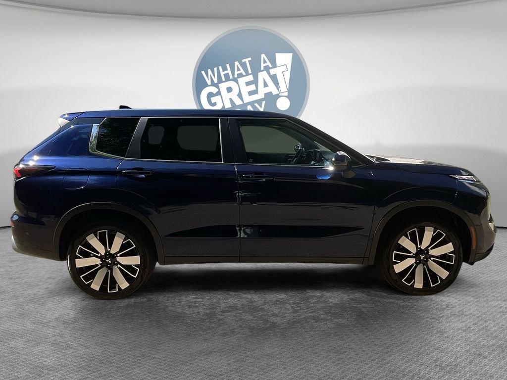 Used 2025 Mitsubishi Outlander SE AWD/4WD image 2