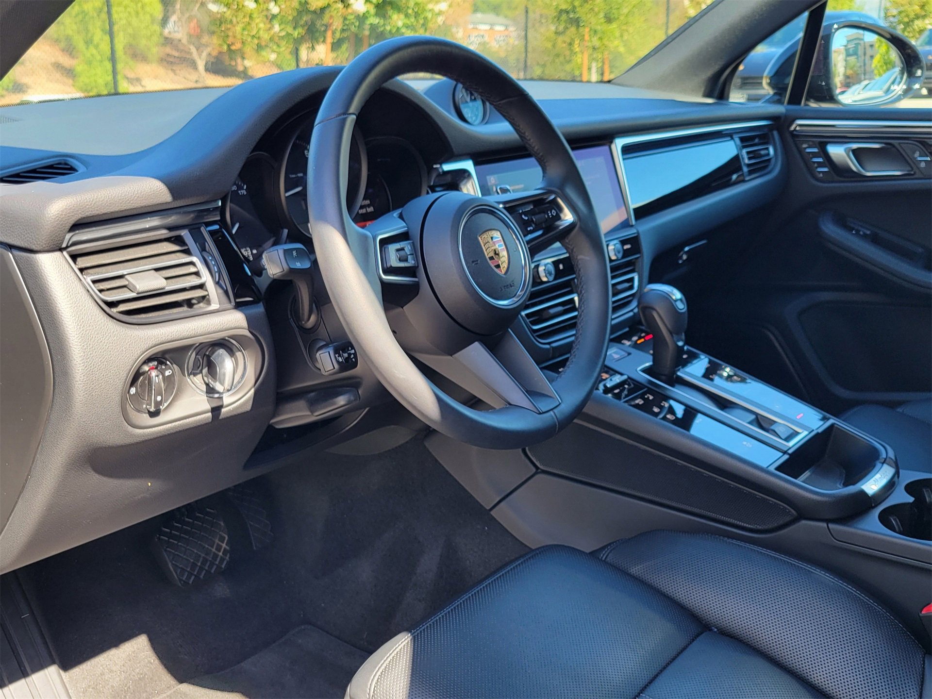 Certified 2025 Porsche Macan image 4