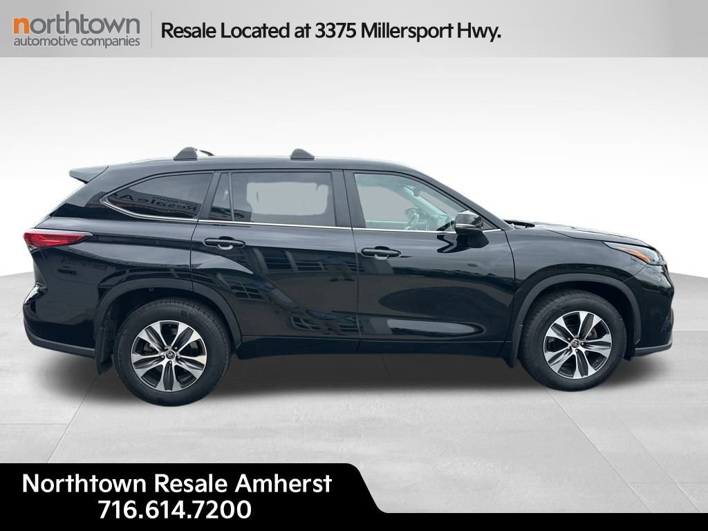 Used 2023 Toyota Highlander XLE image 3