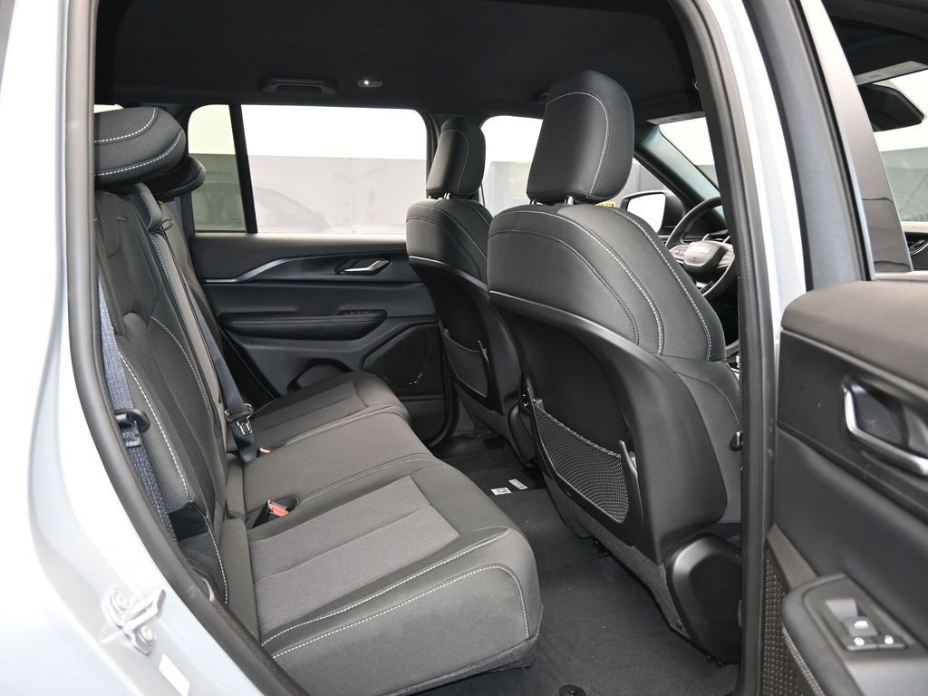 Used 2024 Jeep Grand Cherokee Laredo w/ Trailer Tow Package image 25