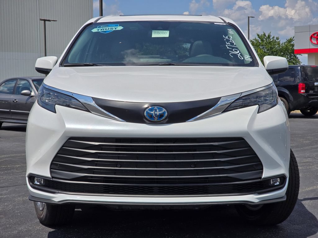 Used 2025 Toyota Sienna XLE FWD image 13
