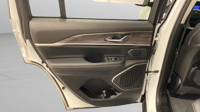 Used 2023 Jeep Grand Cherokee Limited AWD/4WD image 29