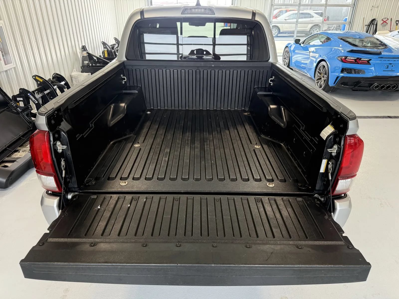 Used 2023 Toyota Tacoma SR5 w/ Technology Package AWD/4WD image 17