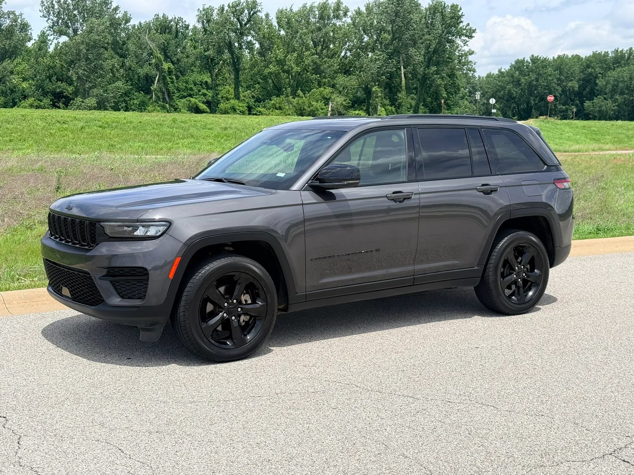 Used 2023 Jeep Grand Cherokee Altitude AWD/4WD image 14