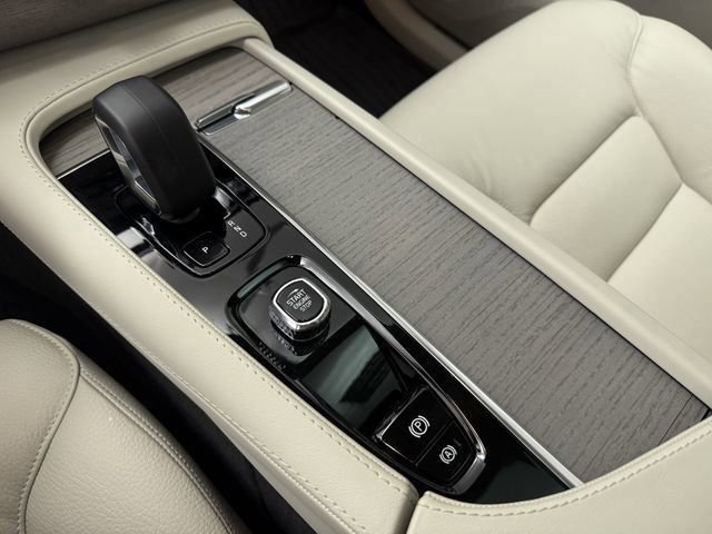 Certified 2025 Volvo XC90 B6 Plus image 20