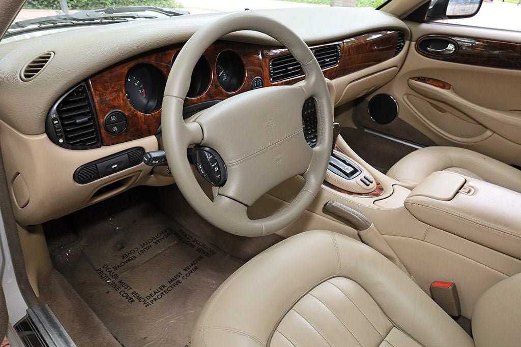 Used 2003 Jaguar XJ8 RWD image 36
