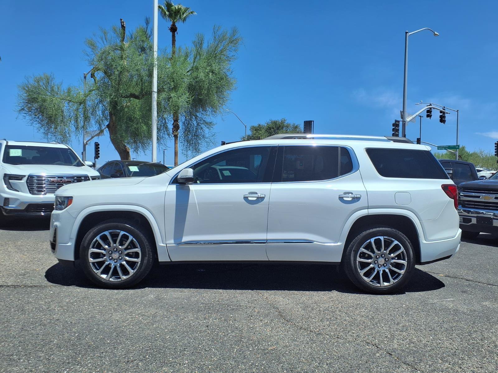 Used 2023 GMC Acadia Denali w/ Denali Technology Package FWD image 9