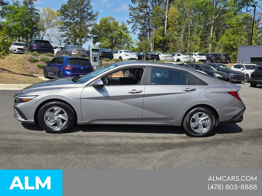 Used 2024 Hyundai Elantra SE FWD image 3