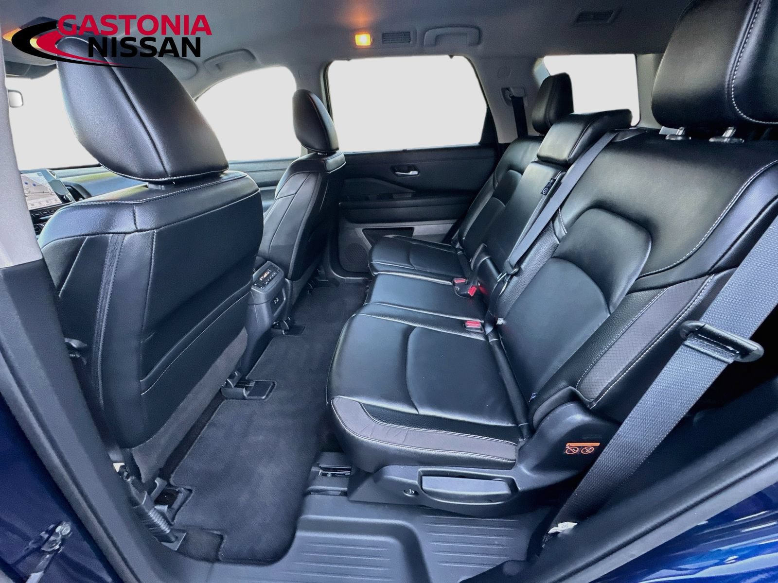 Used 2025 Nissan Pathfinder SL FWD image 32