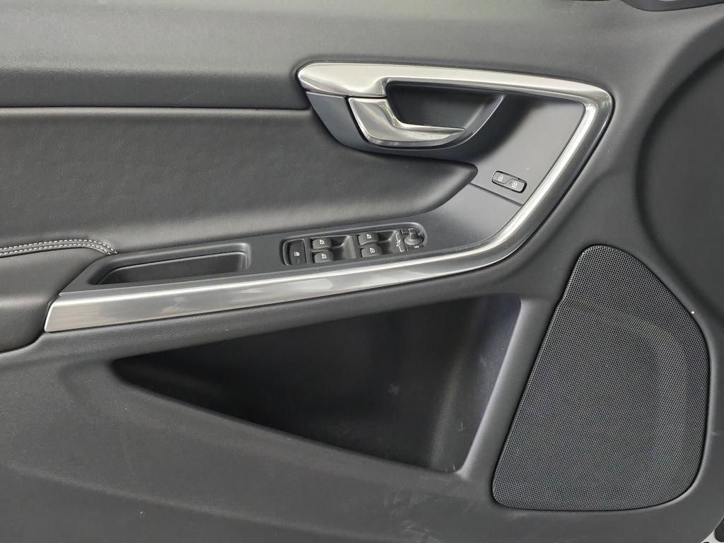 Used 2015 Volvo V60 T6 R-Design Platinum image 13
