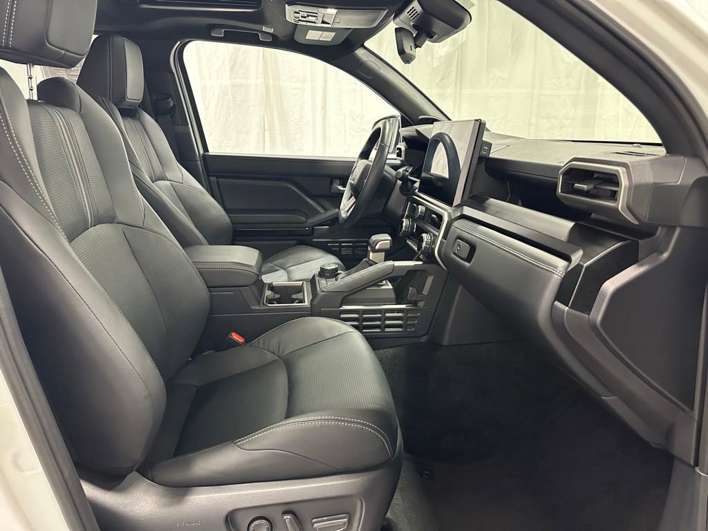 Used 2025 Toyota 4Runner Limited AWD/4WD image 59