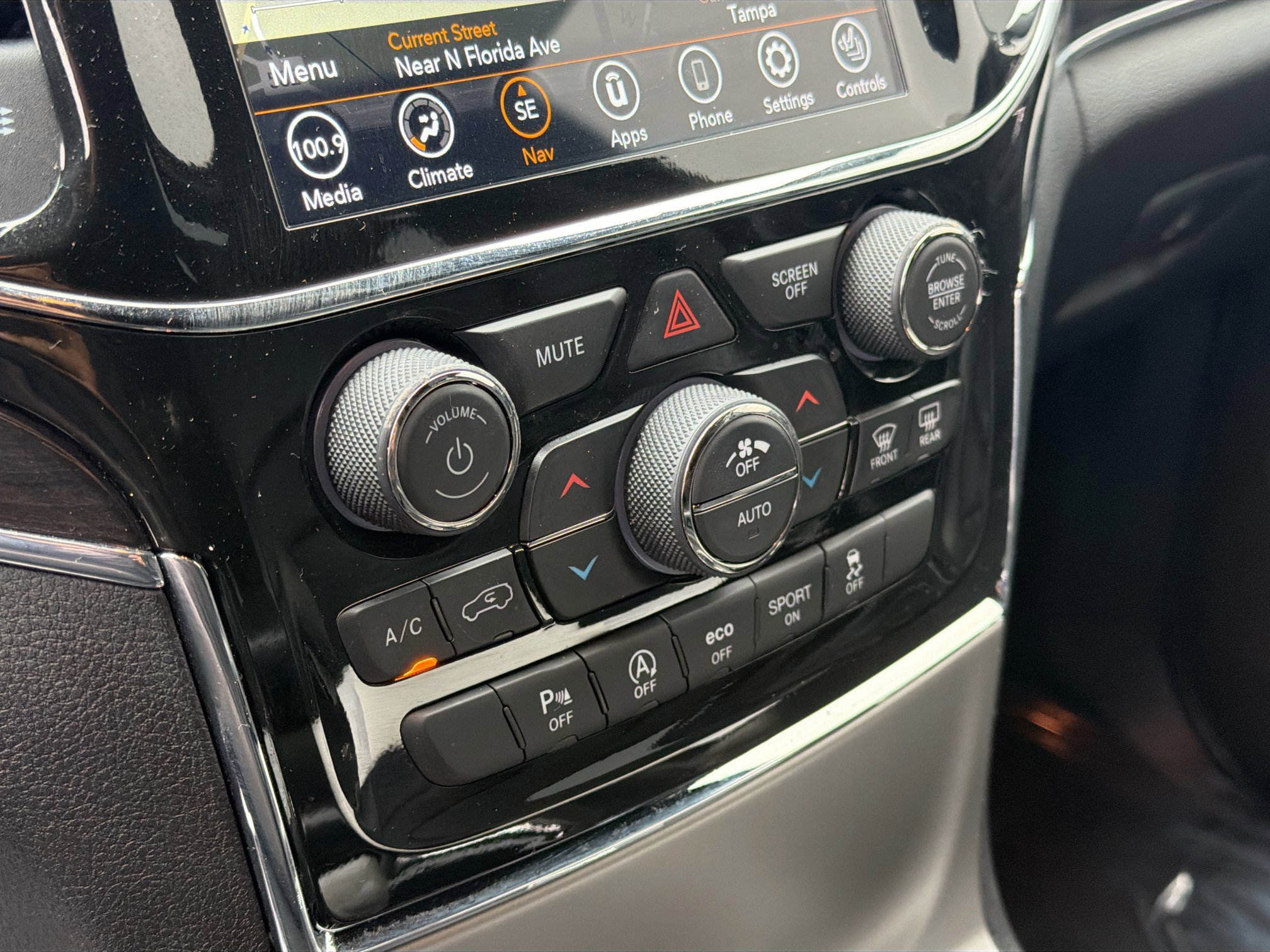 Used 2020 Jeep Grand Cherokee Overland image 32