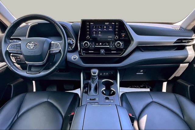 Used 2022 Toyota Highlander XLE AWD/4WD image 9