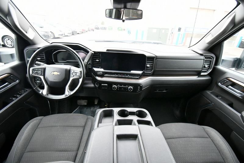 Used 2024 Chevrolet Silverado 2500 LT AWD/4WD image 3