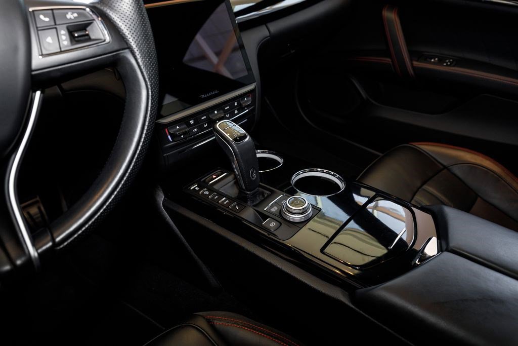 Used 2022 Maserati Quattroporte Modena RWD image 34