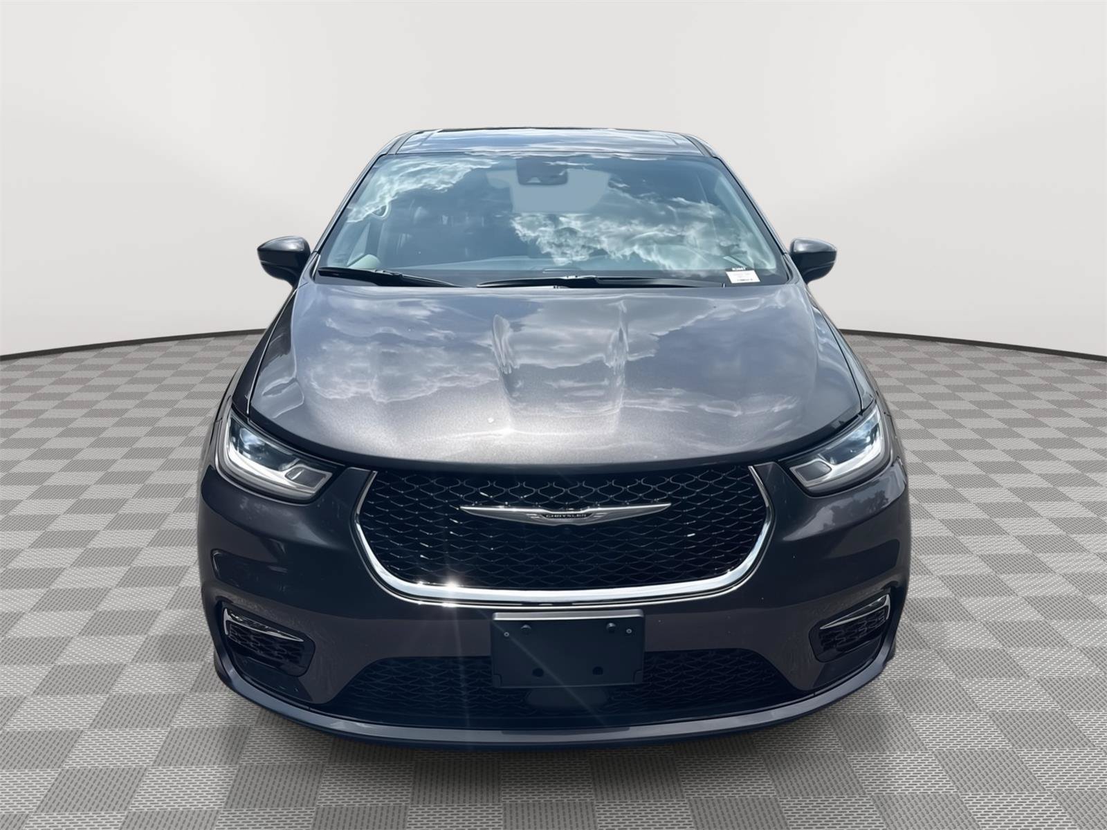 Used 2023 Chrysler Pacifica Touring-L FWD image 3