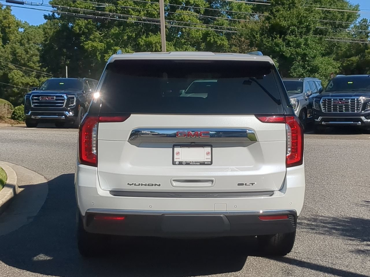 Used 2023 GMC Yukon XL SLT w/ SLT Luxury Package AWD/4WD image 7
