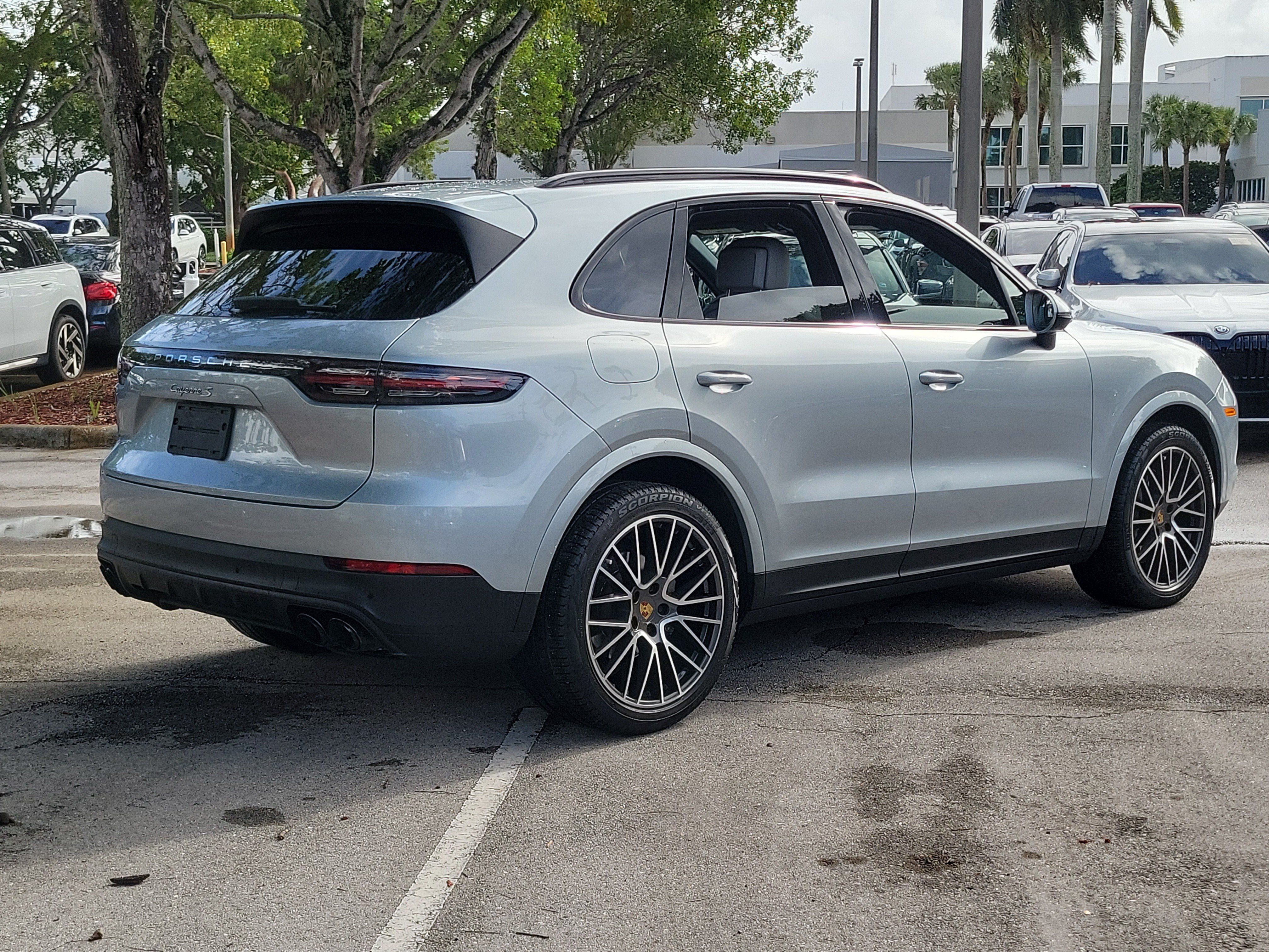 Used 2023 Porsche Cayenne S AWD/4WD image 2