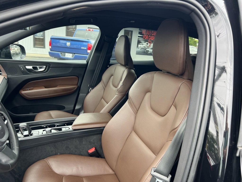 Used 2023 Volvo XC60 B5 Plus image 10