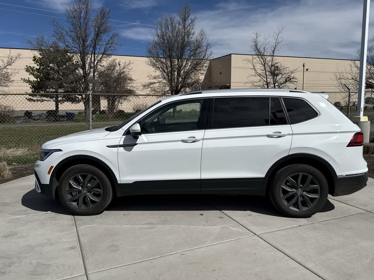 Used 2024 Volkswagen Tiguan SE image 2