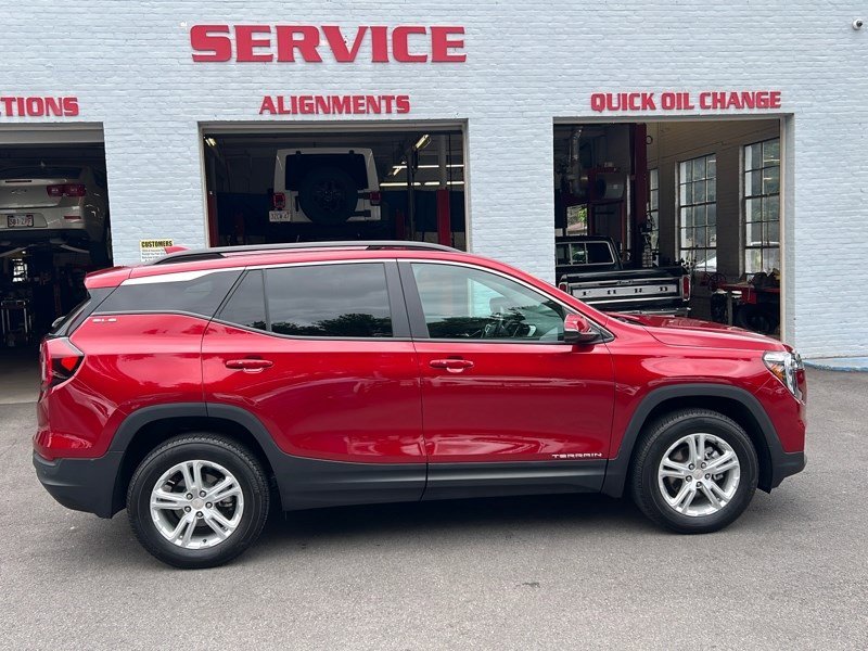 Used 2022 GMC Terrain SLE w/ Driver Convenience Package image 1