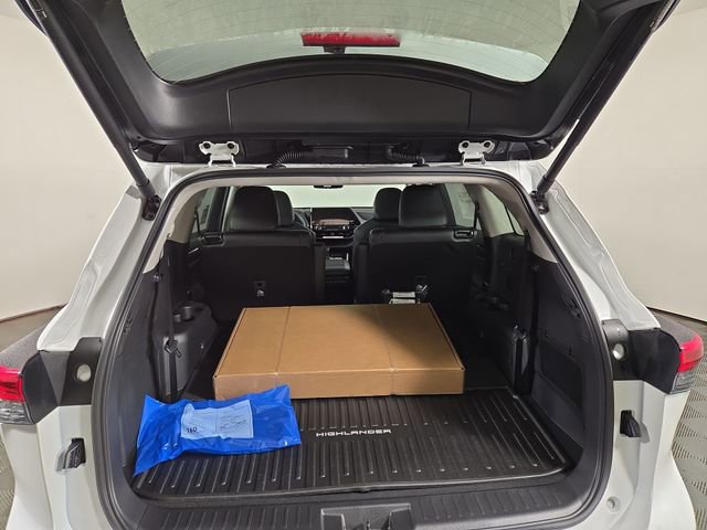 Used 2025 Toyota Highlander Platinum image 34