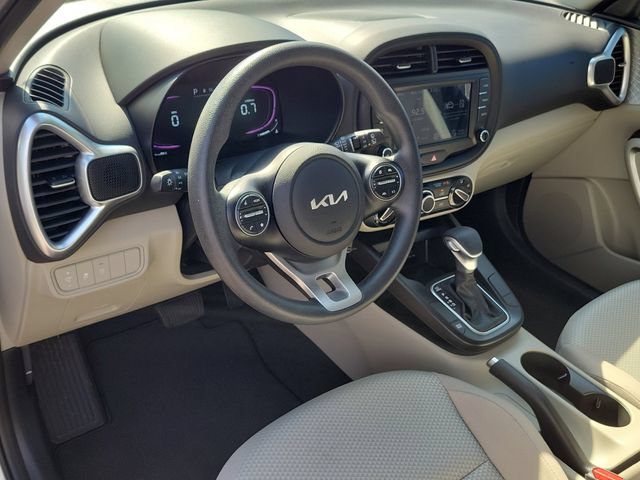 Used 2025 Kia Soul LX w/ LX Technology Package FWD image 15